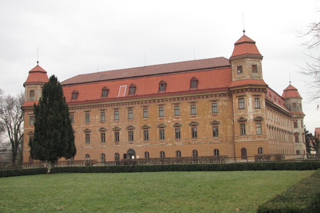 pohled na zahradní průčelí holešovského zámku před obnovou