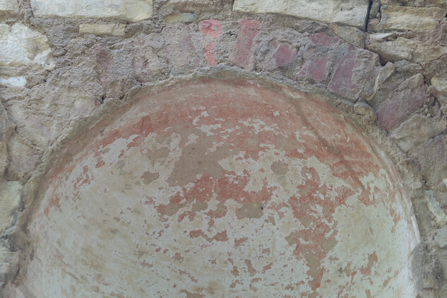 Kaple sv. Víta v Sinutci na Lounsku – detail niky hlavního průčelí s pozůstatky červenohnědé barevnosti, 24. 8. 2017