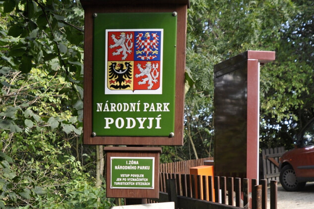 Informační tabule Národního parku Podyjí před vstupem do zámku