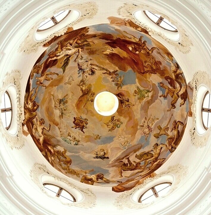 Pohled do kupole s freskou