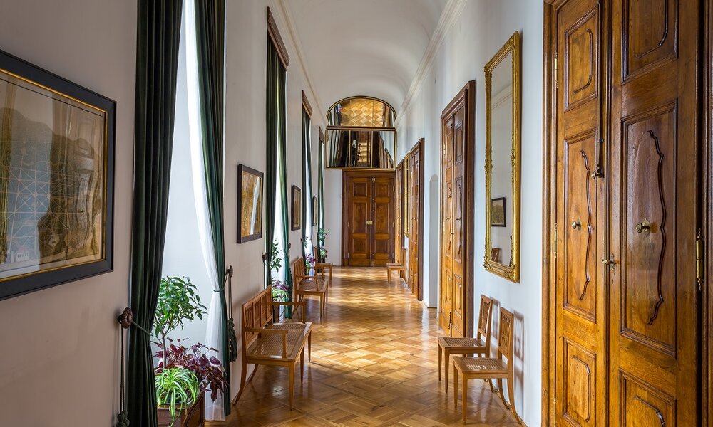 Zrcadlová chodba u soukromých pokojů