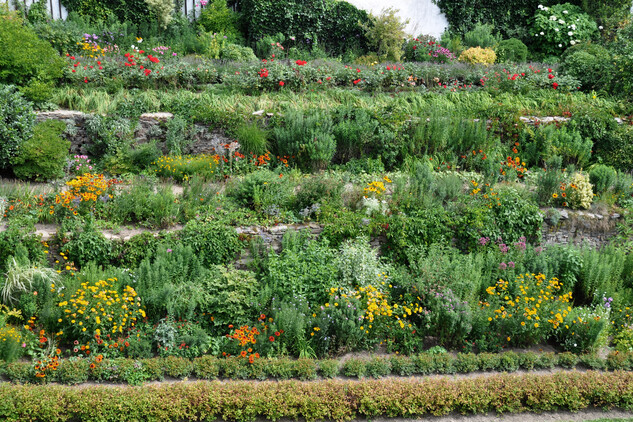 Letní terasy pod přístupovým mostem 
